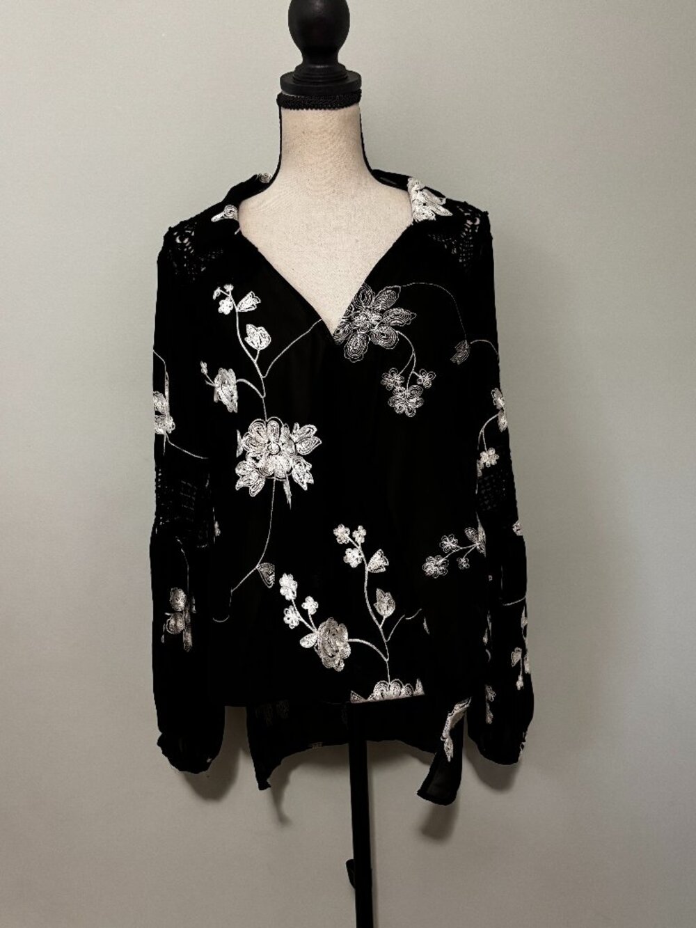 Blu Ice Black Floral Embroidered Blouse Made in Italy Size Small NWT